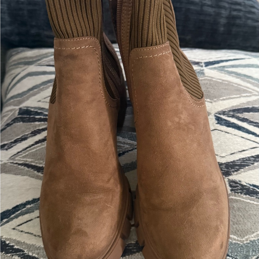 American Eagle Outfitters Tan Suede Ankle Boots